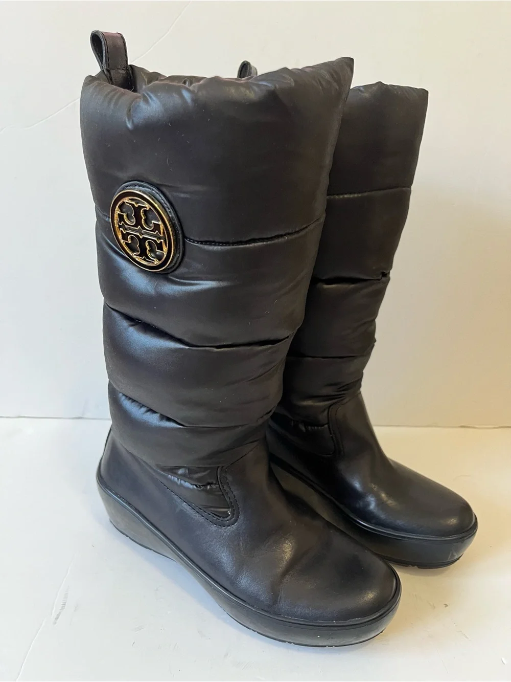 Tory Burch Black Quilted Wedge Puffer Knee Boots with Logo Medallion size 7 - Picture 2 of 8